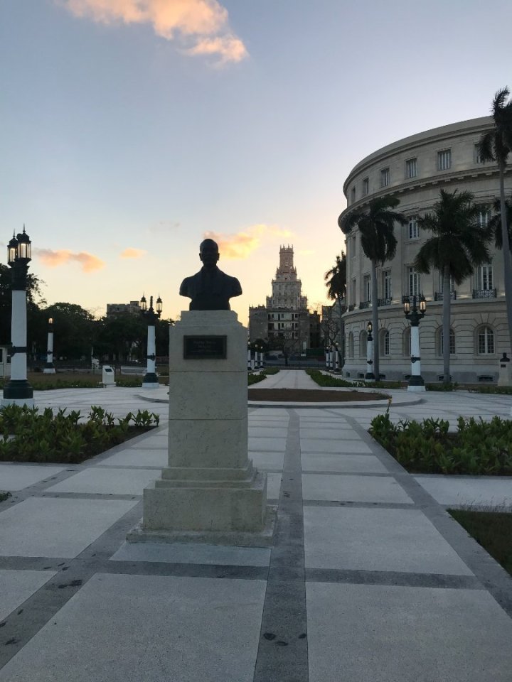 Míjíme chodcům zapovězený park u Kapitolu a konečně chápeme, kde byly vyfocené všechny fotky krásné Havany tak, jak ji známe ze 
