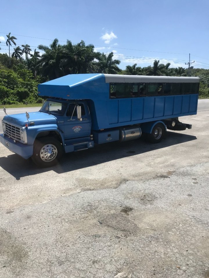 Proč zdůrazňuji, že je autobus určen výhradně turistům? Takhle totiž vypadají autobusy pro Kubánce - a tenhle je navíc v dobrém 