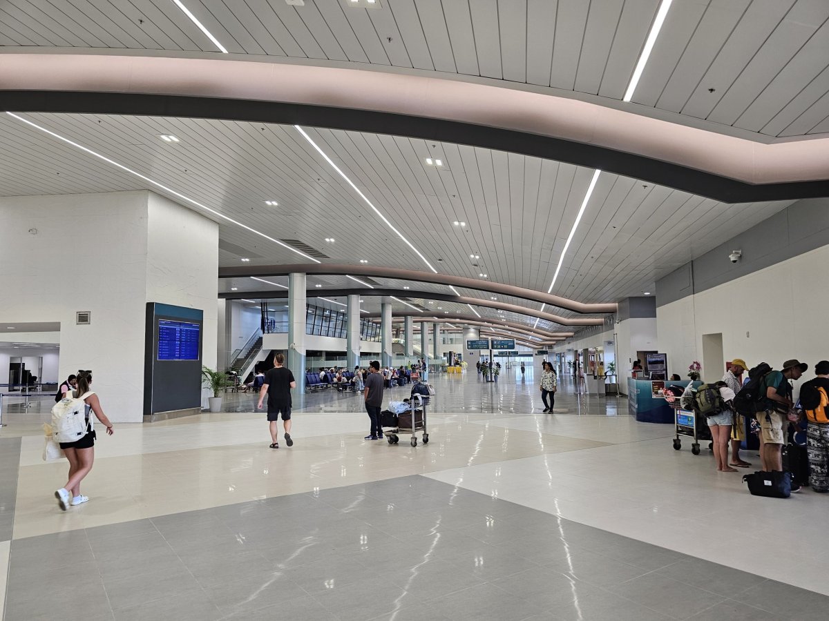 Odletová hala, letiště KBV