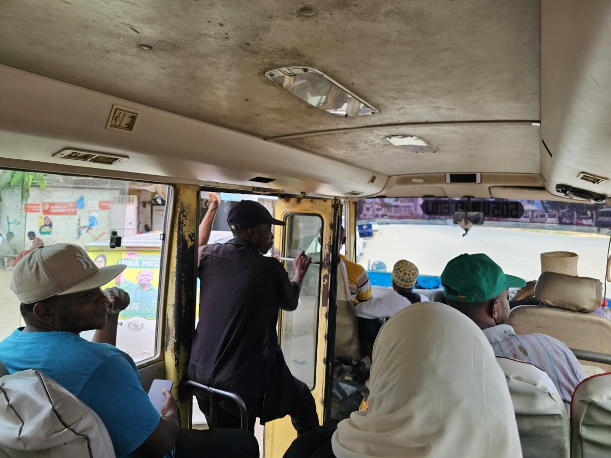 Průvodčí v autobusu dala dala