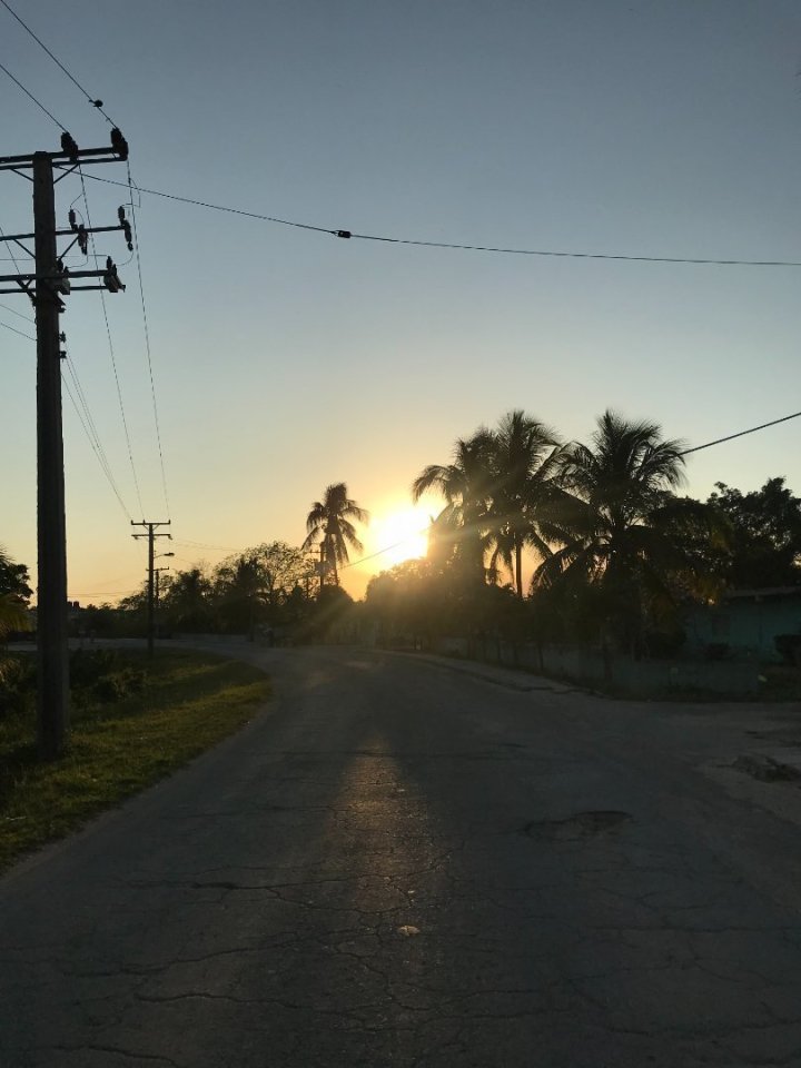 Jak Viazul, tak Airbnb jsou totiž na Kubě blokované. Náš skvělý hostitel ochotně souhlasí se zaplacením ubytování v hotovosti ne