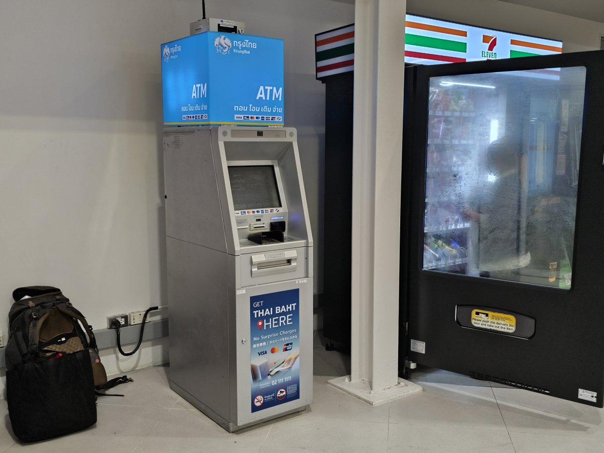 Bankomaty, příletová hala