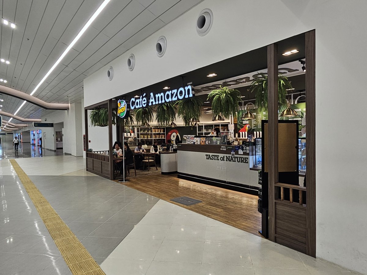 Café Amazon, příletová hala
