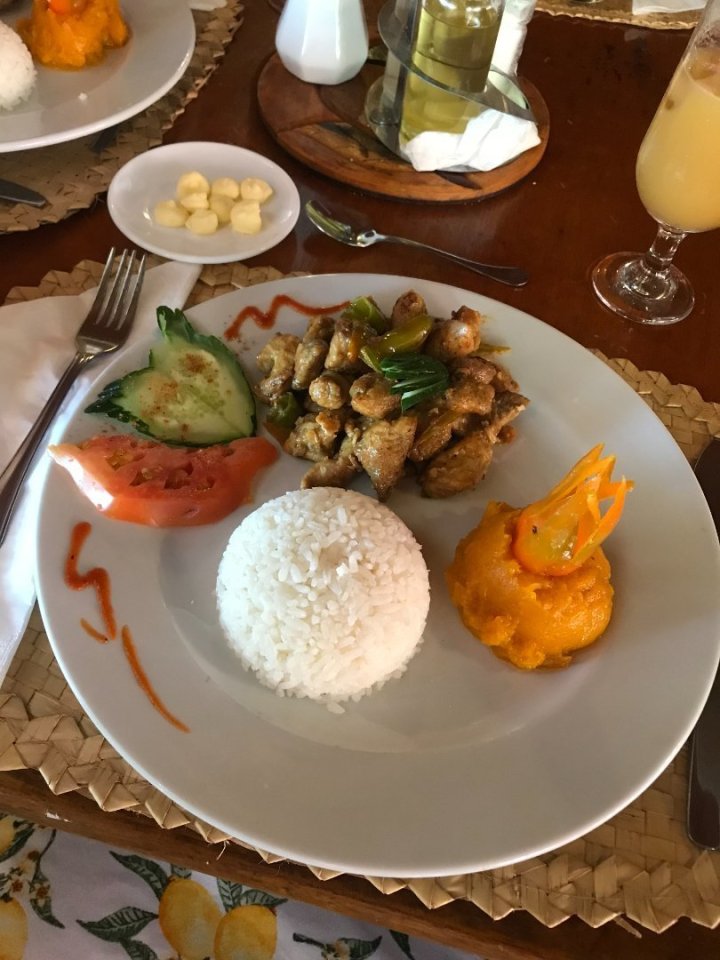 Krokodýlí maso je výborné. Velice křehké a jemné, hodně jako ryba a trochu jako kuře. Rozhodně doporučuji vyzkoušet.