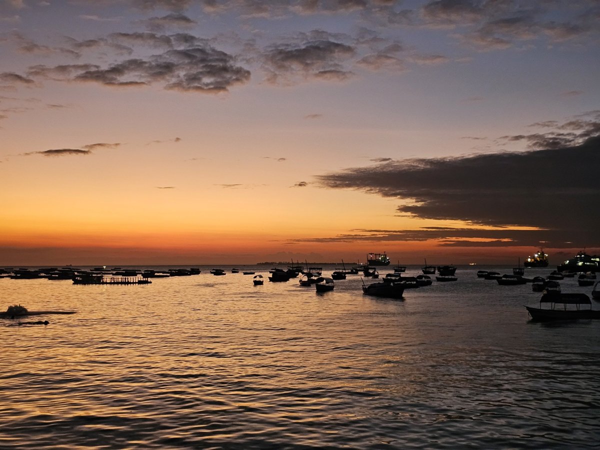 Západ slunce z promenády Forodhani