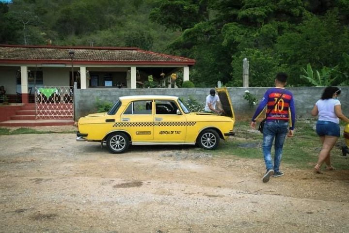 Náš hitparádní taxík se 750 tisíci najetými km a ručním chlazením (čtěte jako: řidič nás vysadil na vyhlídce, chrstnul na kapotu