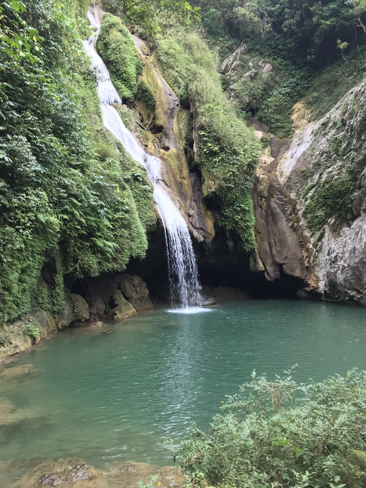 Naším cílem pro tento den byl vodopád, který jsme viděli na mapách kousek od ubytování. Skočit do tohoto ledového jezírka po tom