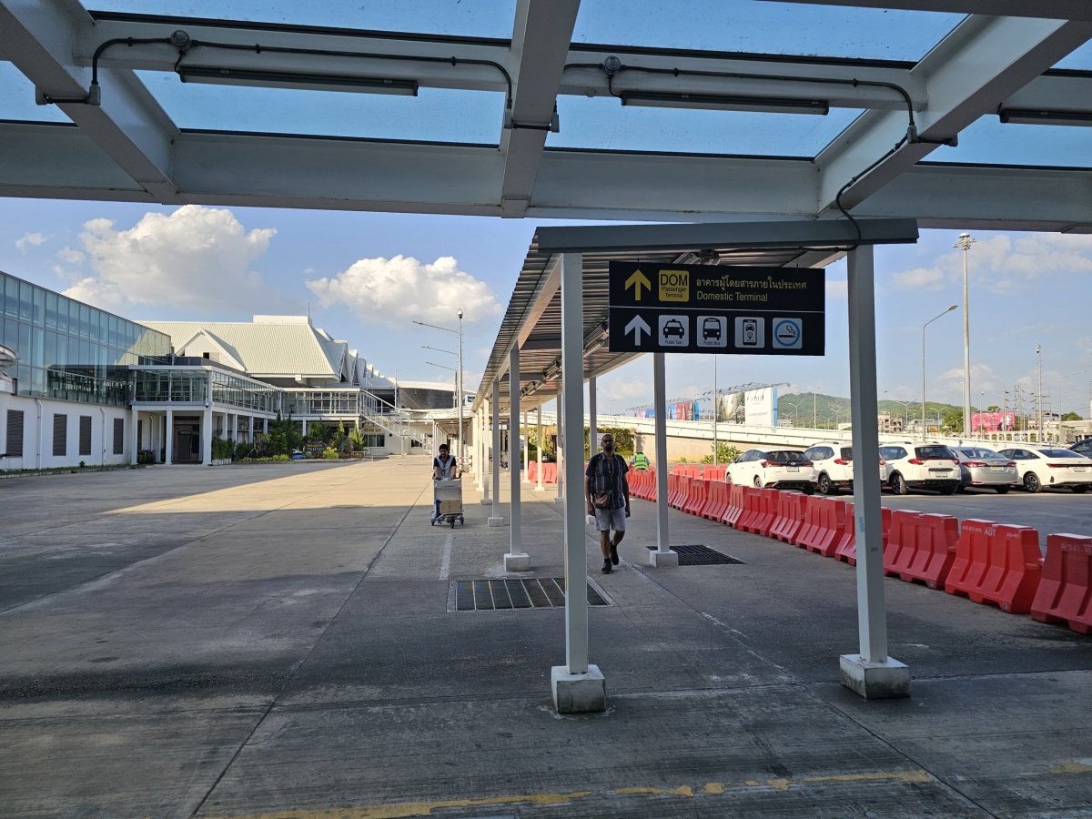 Venkovní pěší koridor mezi vnitrostátním a mezinárodním terminálem