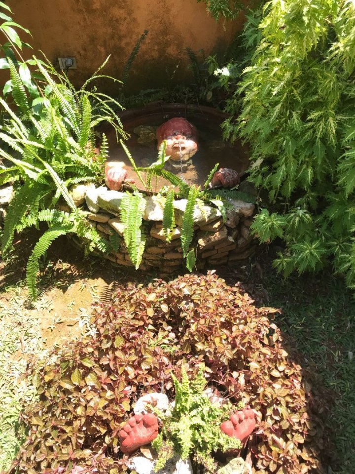 Celé naše ubytování bylo krásně a vkusně zařízené i vzhledem k místu, kde se nacházelo. No a pak tam byly tyhle příšerné fontány