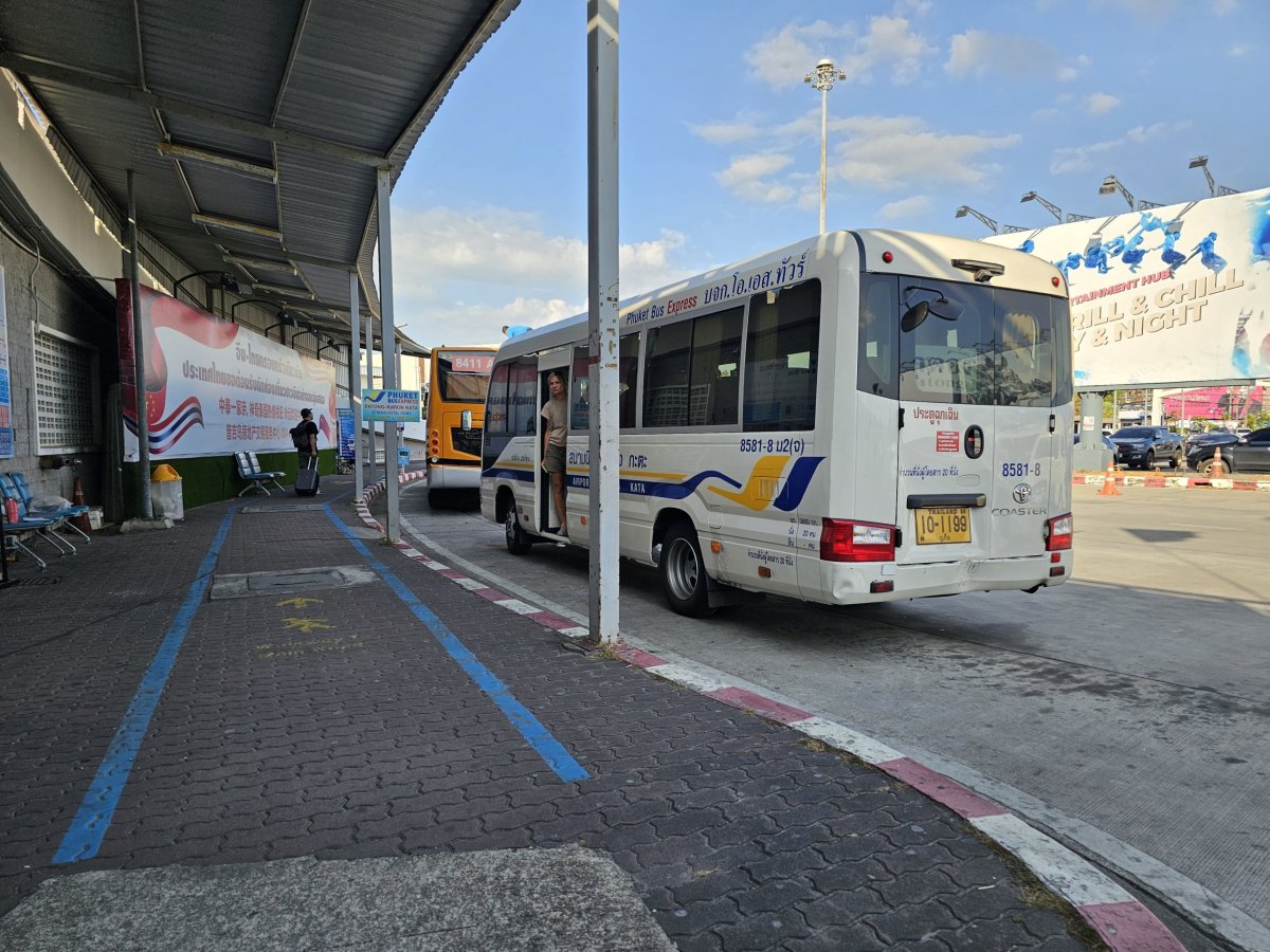 Zastávky autobusů před vnitrostátním terminálem