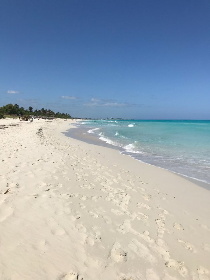 Po téměř celém dni stráveném v autobusech jsme konečně dorazili do Varadera - nejvíce turistického místa na Kubě. Velice příjemn