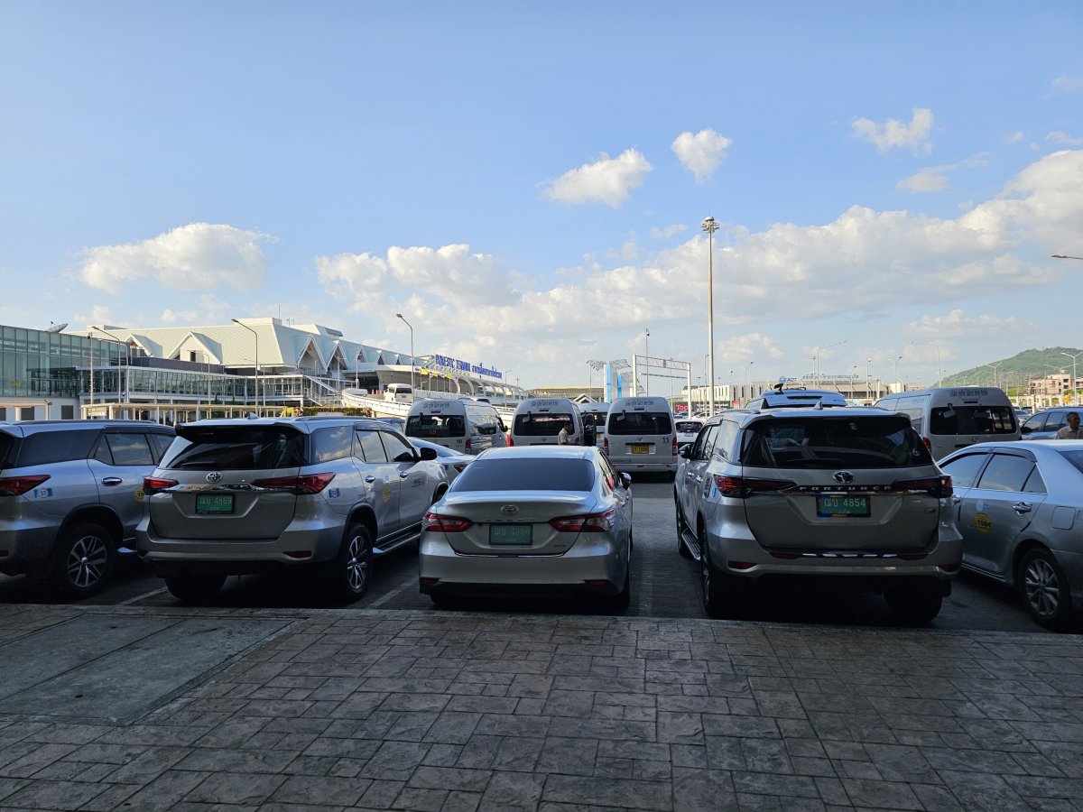 Oficiální letištní taxi (fixní cena)