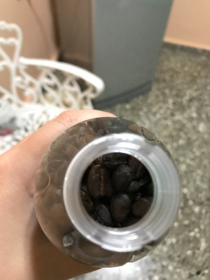 Káva přímo ze zdejších plantážích v PETce - jak jinak si taky přestavit dárkové balení v kubánském stylu.