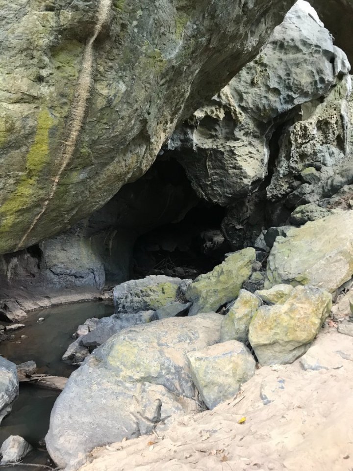 Na koních jsme dojeli až k jedné z mnoha jeskyň, které tu v okolí jsou. U ní stál týpek, kterému jsme dali každý 5 euro, aby nás