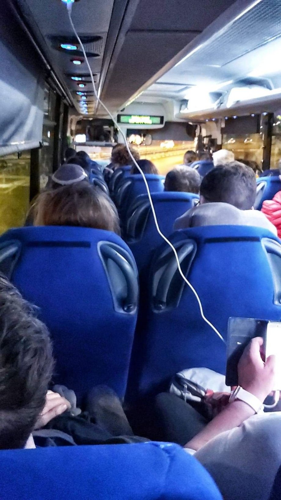 dálkový autobus - USB nad každou hlavou (y)