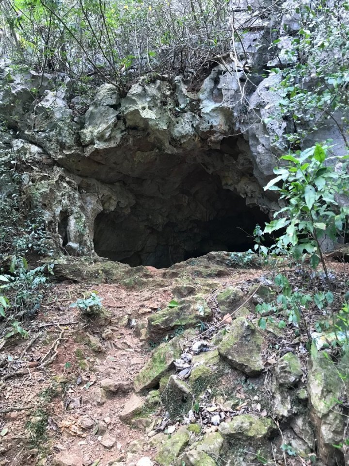 Jediná průchozí jeskyně, na jakou jsme tu narazili.