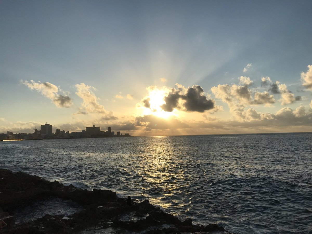 Najednou to byl náš poslední večer. Seděli jsme na Malecónu, chytali jsme veřejnou síť WiFi ETECSA a přesně tady by se slušelo n