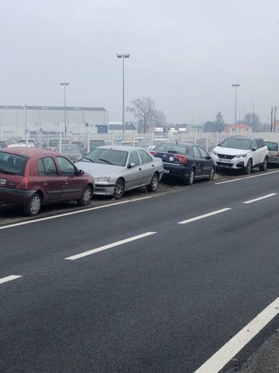 Jak parkovat zadarmo u letiště? No, přece na blátě...