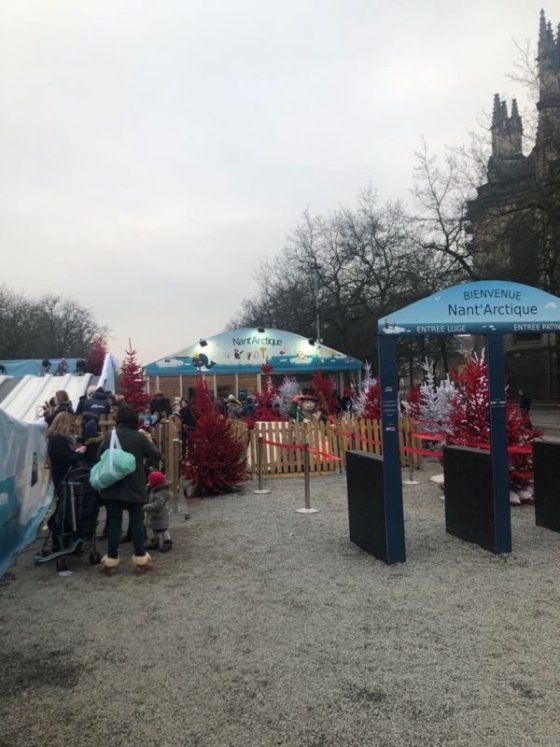 Vánoční trhy s červenobílými stromky