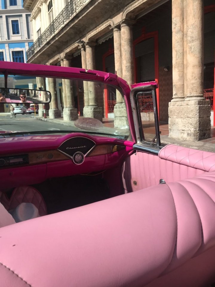 Přestože byla možnost se svézt starými americkými auty, nevyužili jsme ji. Nejsme žádní automobilový nadšenci, stačilo nám se je