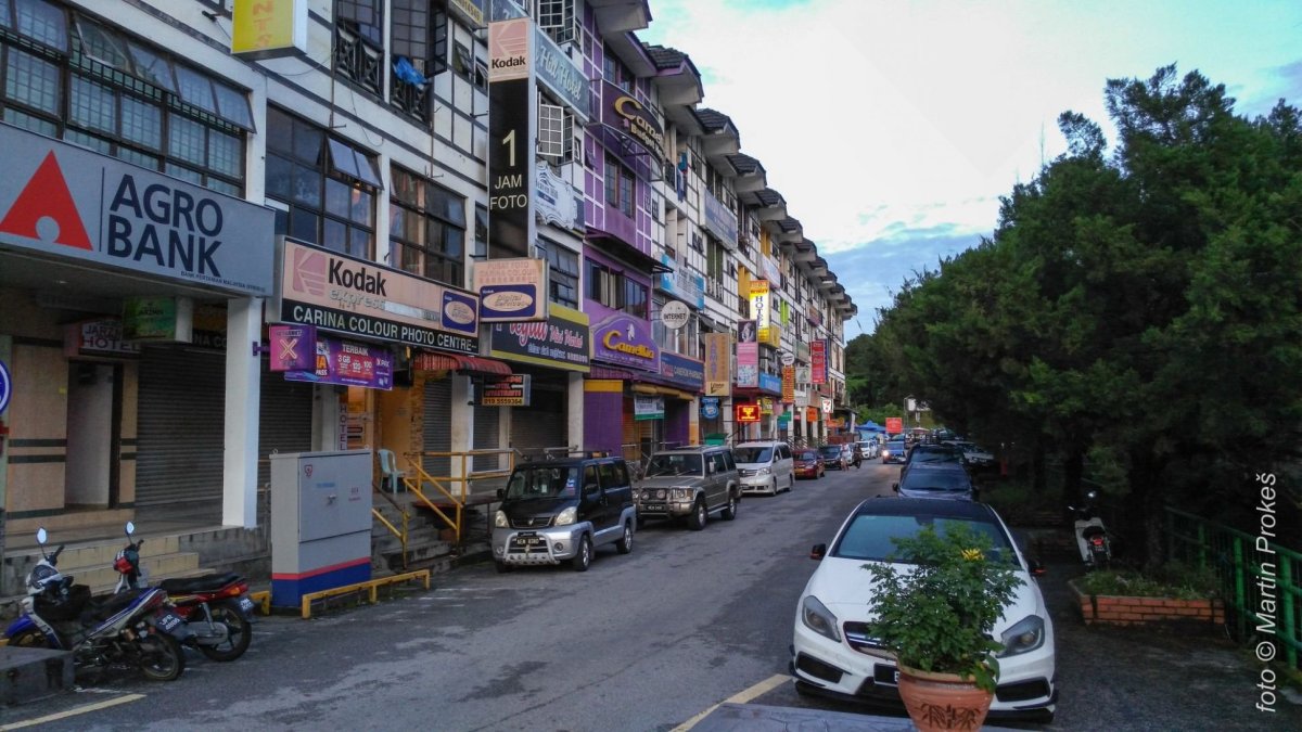 ulička v Tanah Rata a naše ubytování