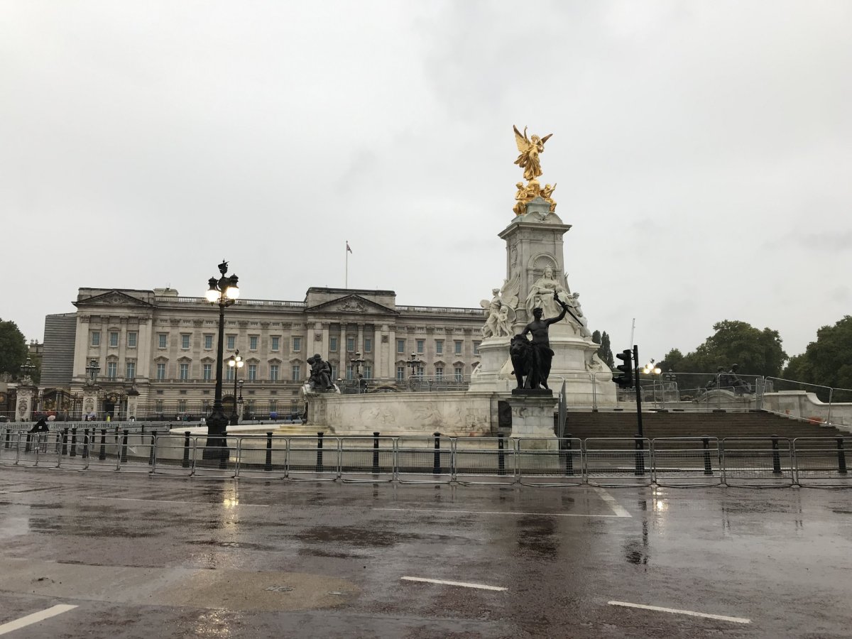 Kýčovitá fotka Buckingham Palace