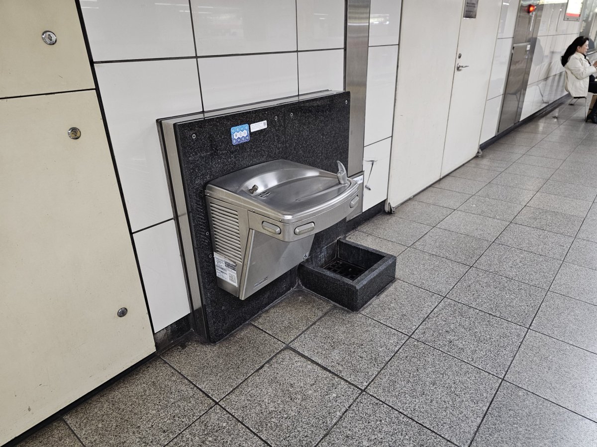 Pitná voda na nástupišti v metru