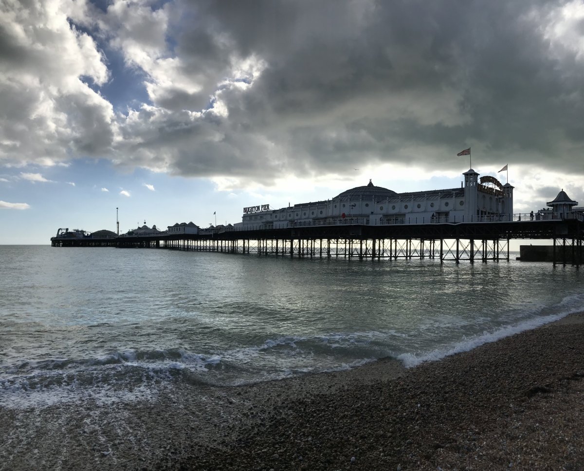 Hodně dramatickej Brighton Pier (zrovna se na 5 minut zatáhlo a my se přestali péct na sluníčk, to bylo fajn).