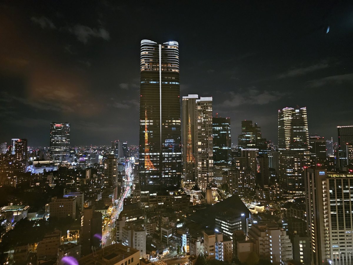 Výhled z hlavní vyhlídkové plošiny během noci