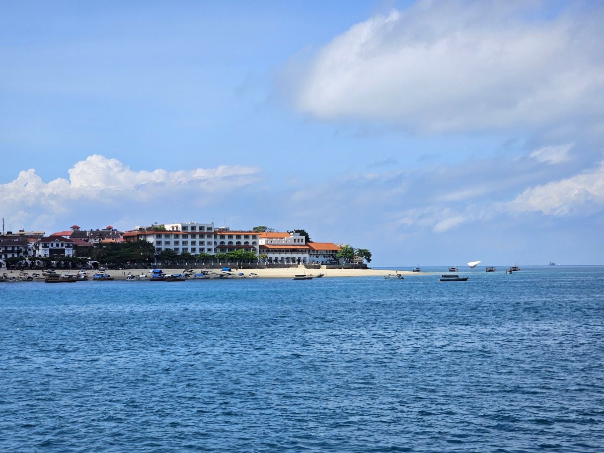 Výhled během plavby ze Zanzibaru do Dar es Salaamu
