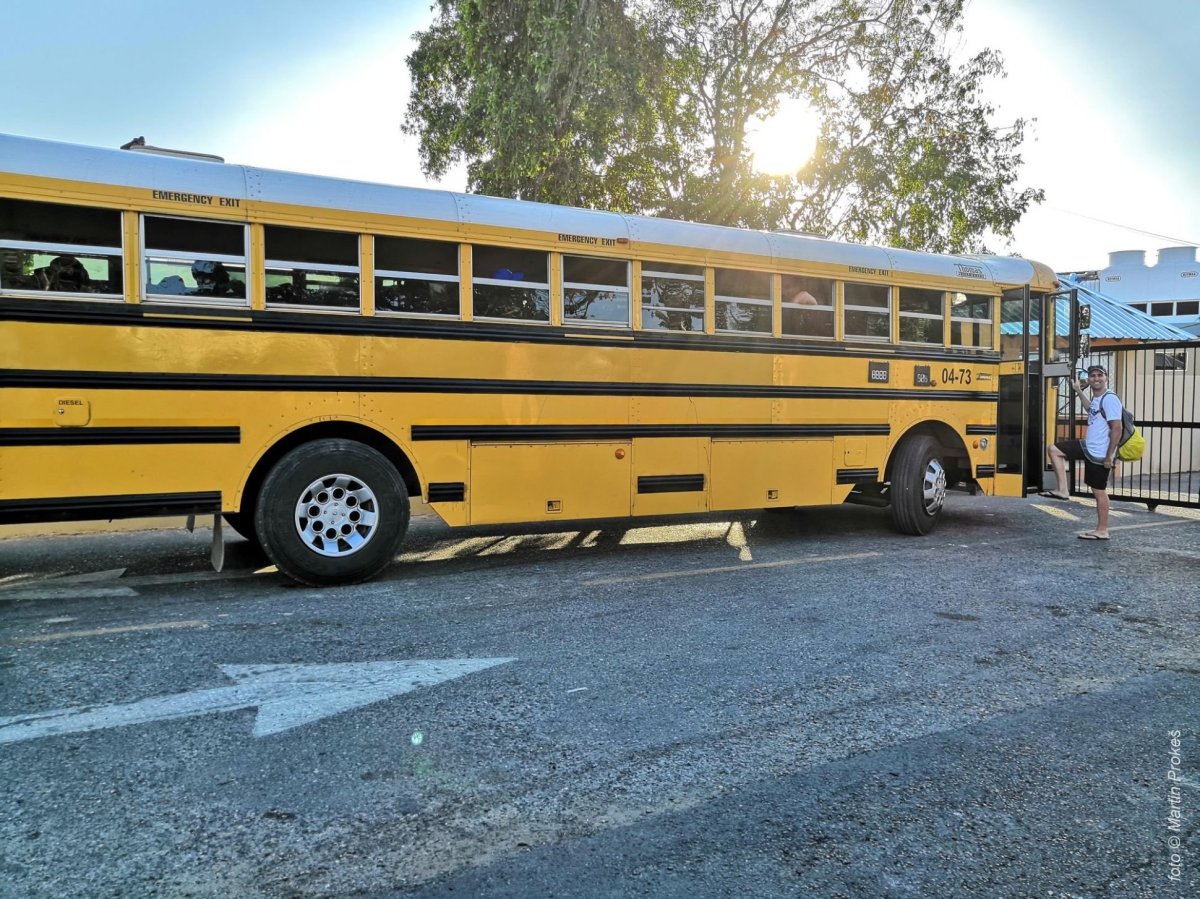 typický americký autobus do školy