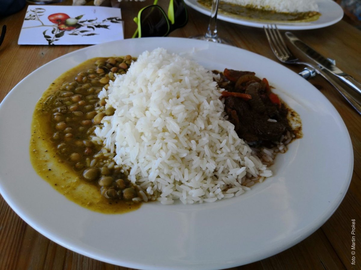 typické jídlo, rýže s hovězím a čočkou/fazolemi