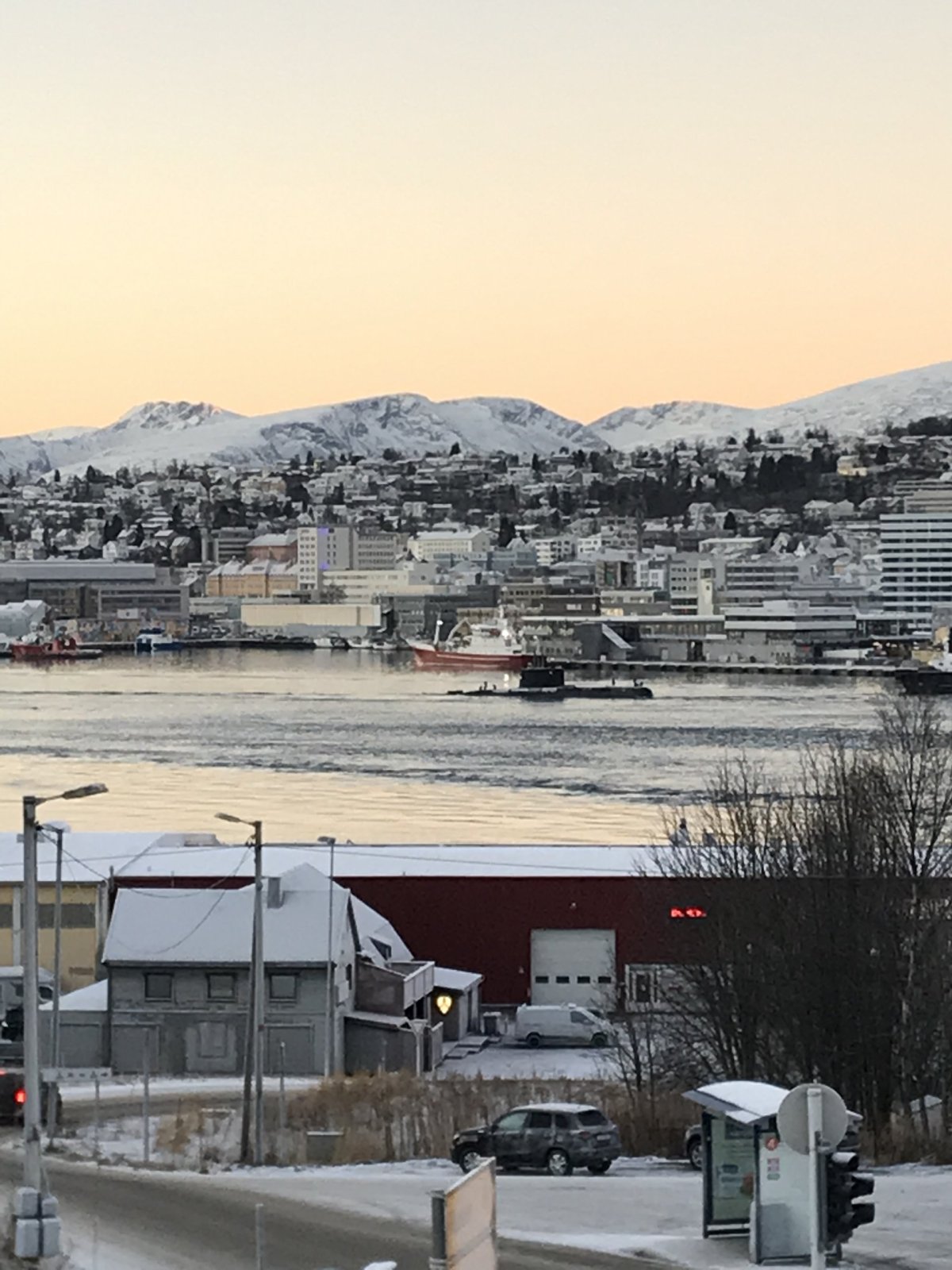 Náhodná ponorka, kterou náhodně zrovna v tu chvíli tahali po fjordu.