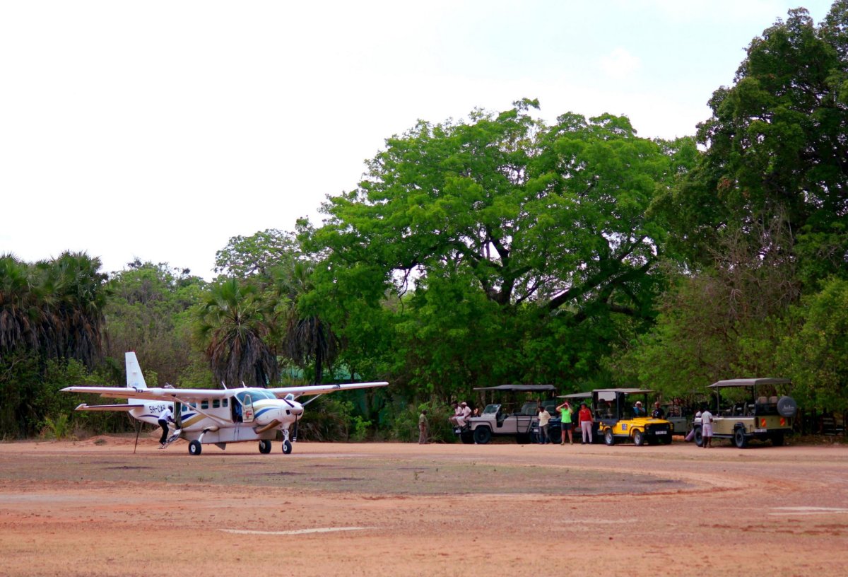 Přiletět letadlem až před bránu rezervace ušetří spoustu času, my jsme dali přednost klasické dopravě, abychom si mohli udělat l