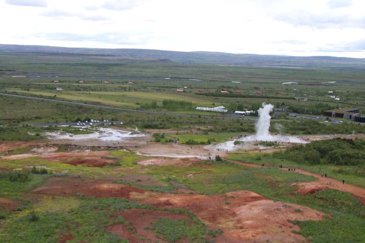 Pohled z vyhlídky (Geysir vlevo, Strokkur vpravo)