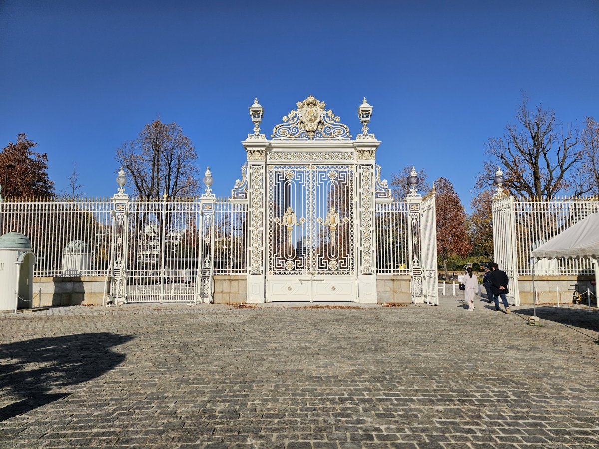 Hlavní východ z paláce Akasaka