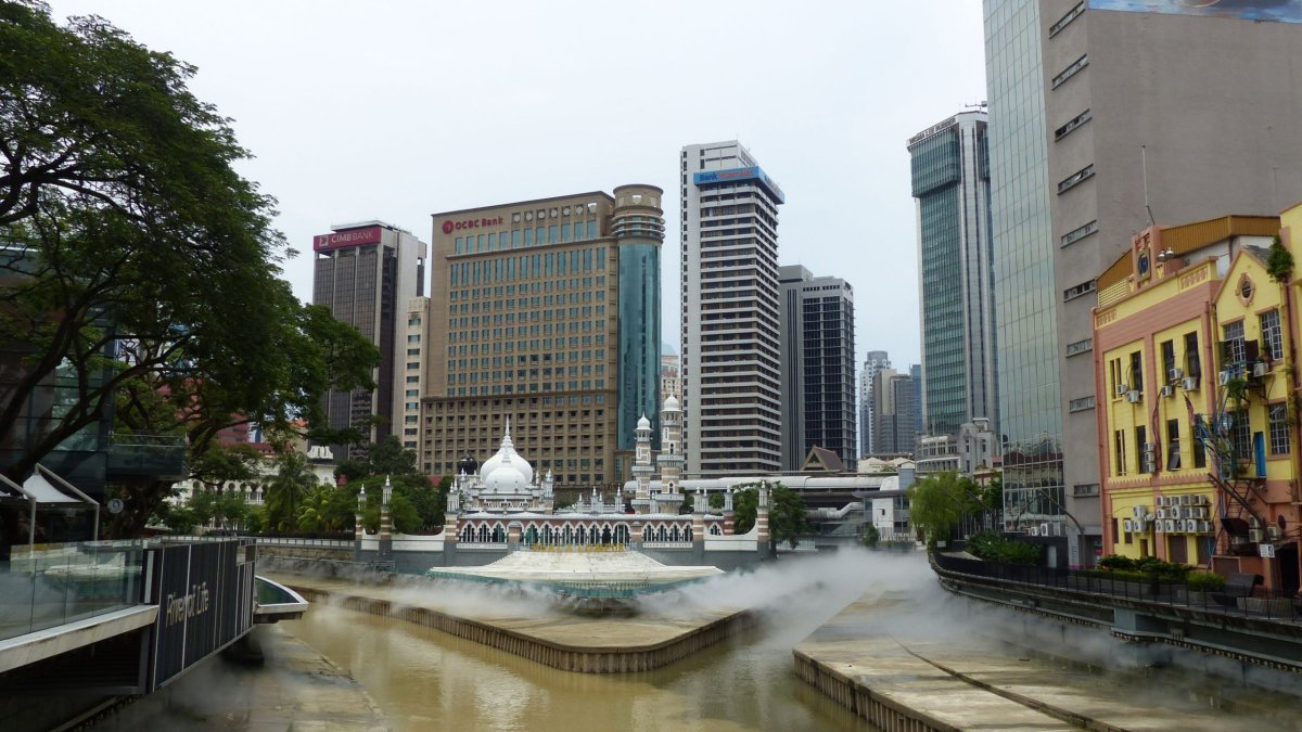 Mešita Jamek utopená mezi mrakodrapy