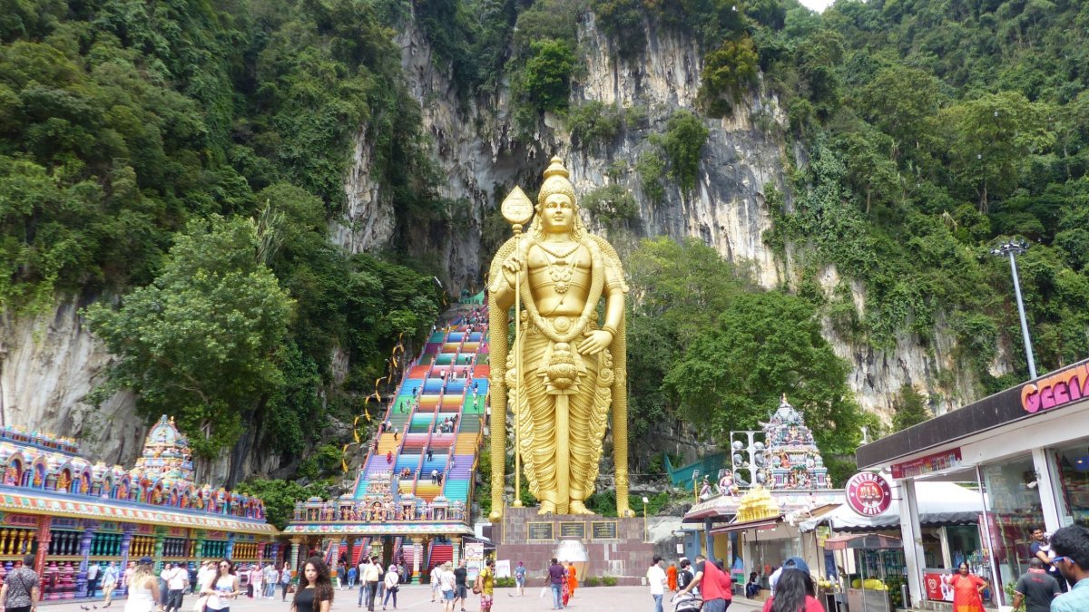 Socha Murugana před vstupem do Batu Caves