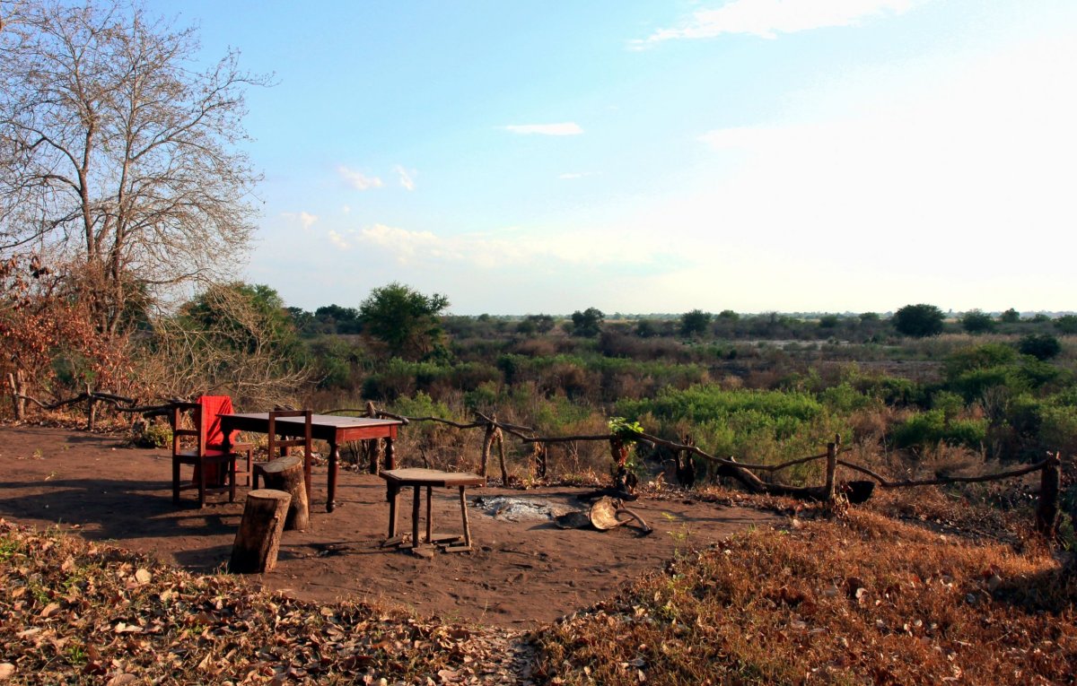 I na tomto stole můžete v kempu Ngalawa povečeřet. Tam někde v dáli teče mohutná řeka Rufiji...