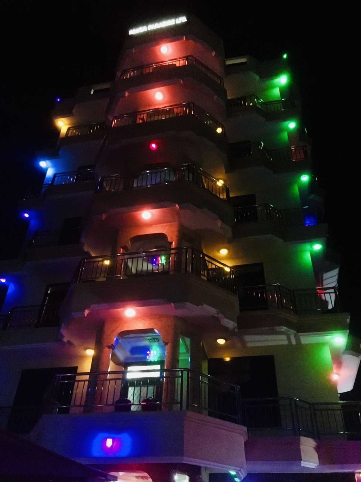 Zvenku vypadá hotel jako vánoční stromeček...