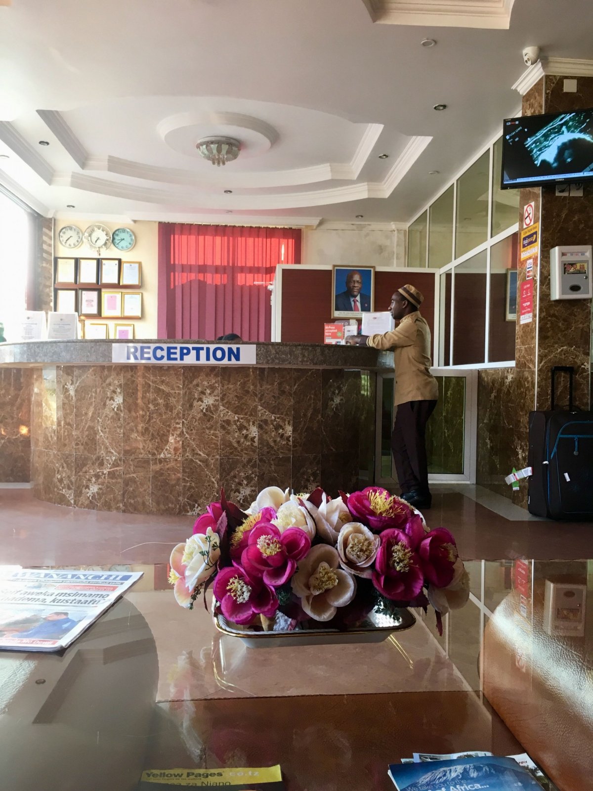 ...ale uvnitř vás překvapí na Tanzanii nečekaný luxus. 