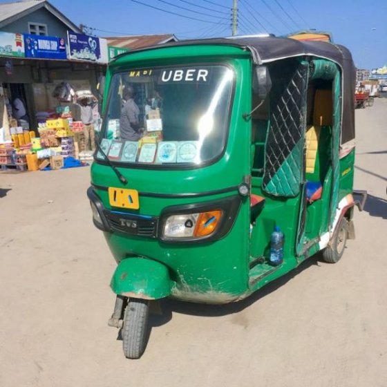 Tříkolka bajaj - sice bychom ušetřili, možná i 5 Kč, ale bůhví, kam by nás řidič zavezl. Označení Uber na čelním skle však není 