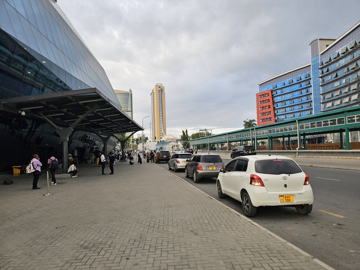 Auta Bolt nebo Uber před železniční stanicí