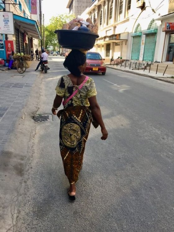 Tanzanské ženy přesenou na hlavě cokoliv.