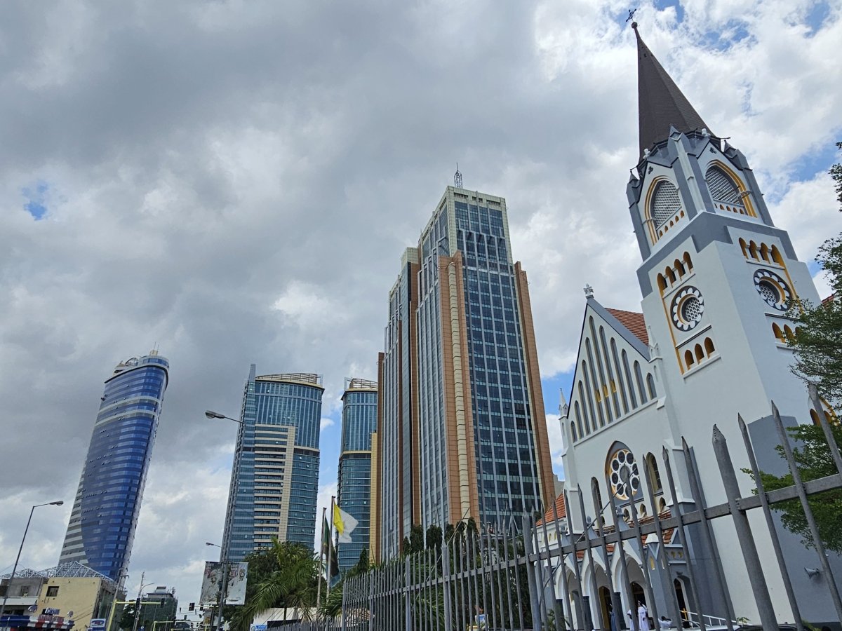 Katedrála svatého Josefa a mrakodrapy