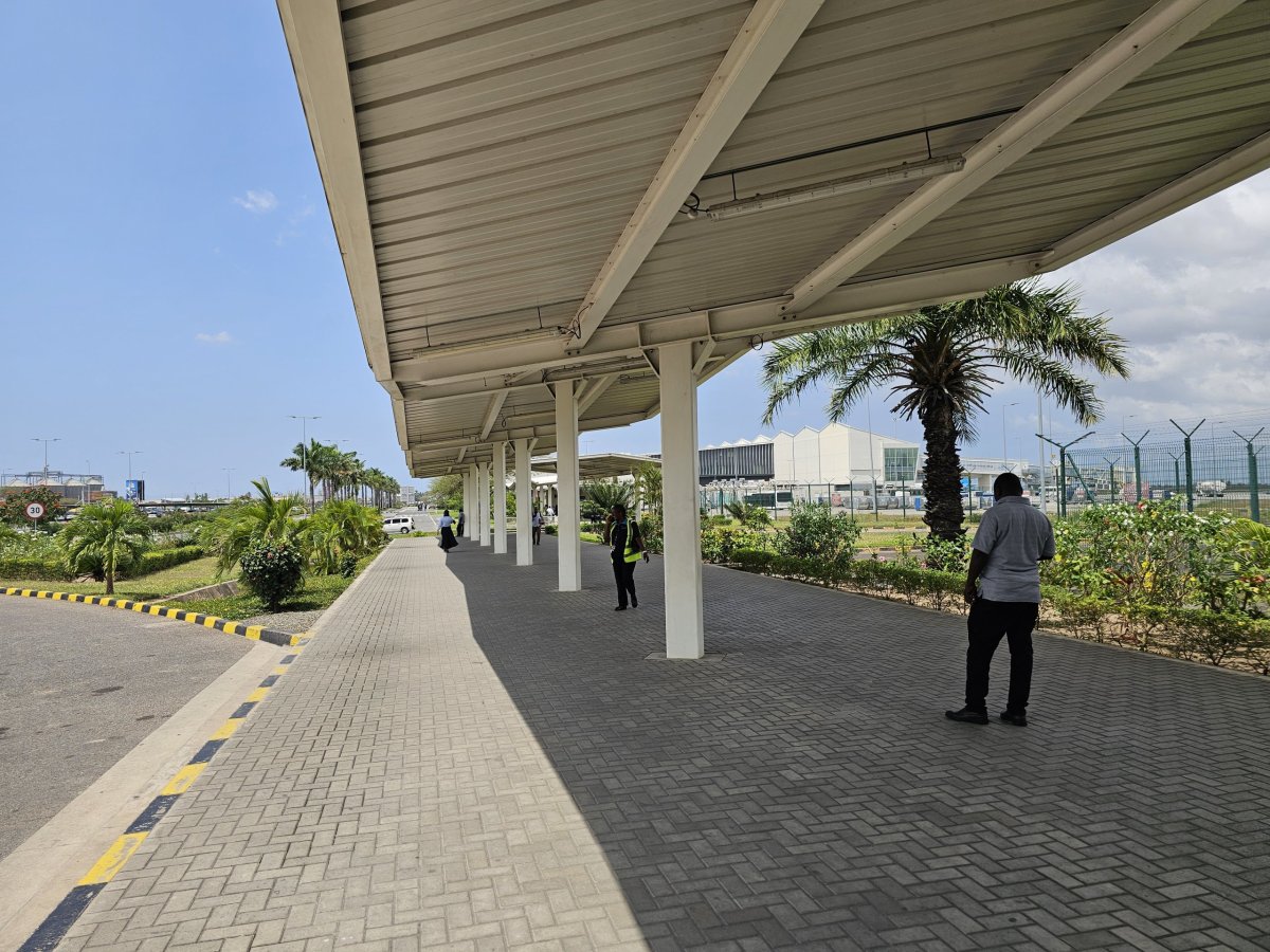 Přestupní chodník mezi terminály 2 a 3