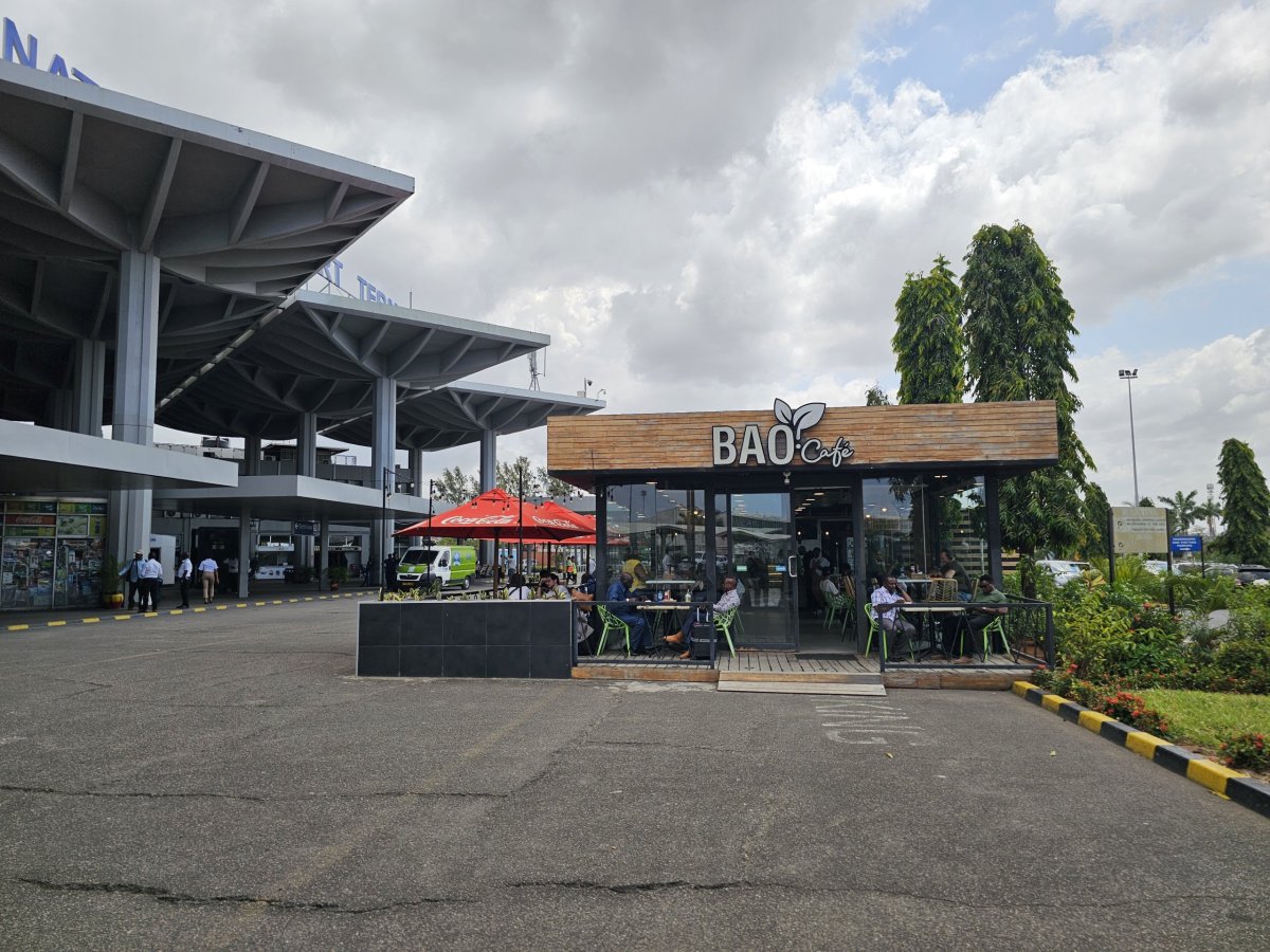 Kavárna před terminálem 2