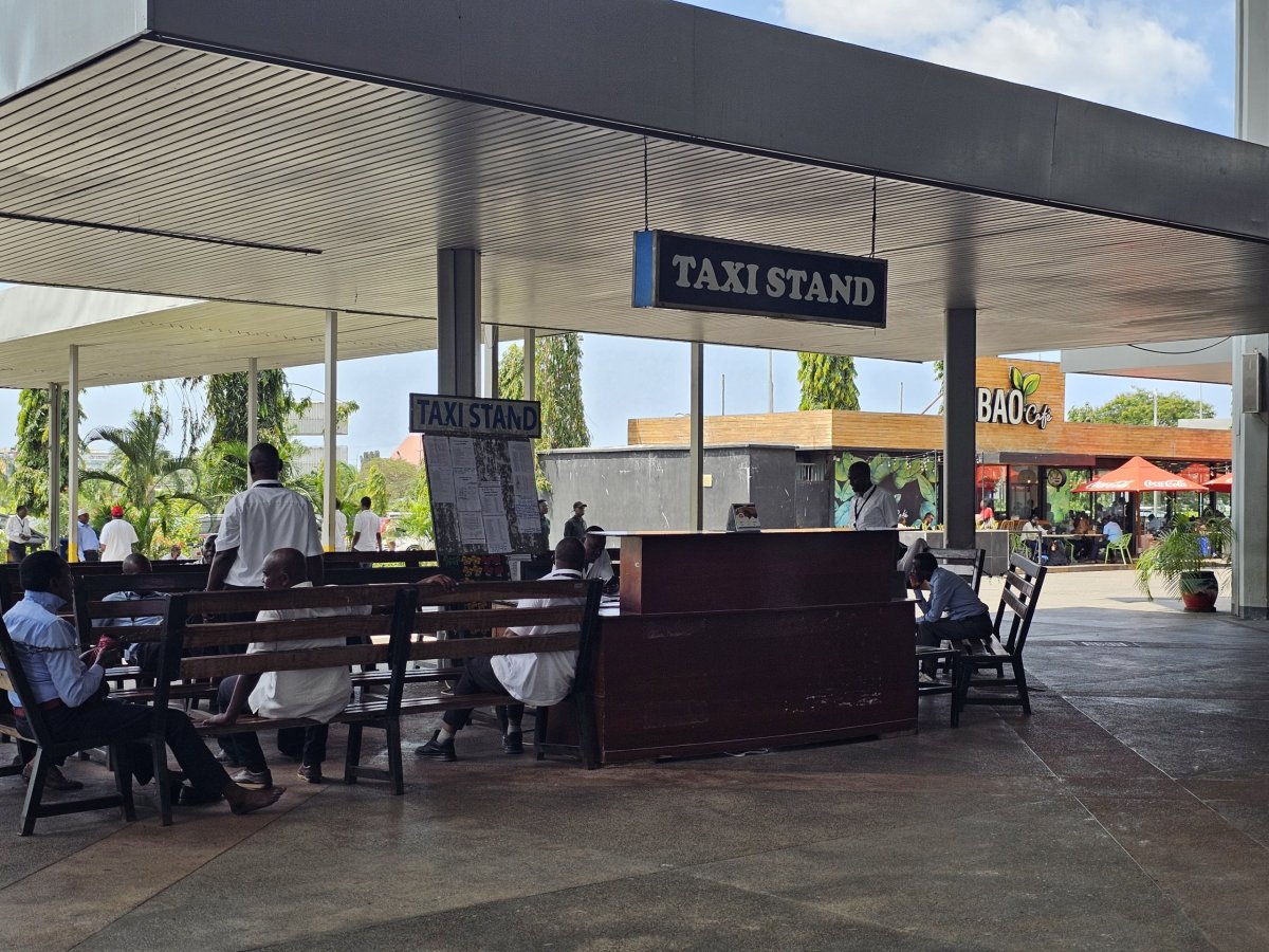 Stanoviště taxi před terminálem 2