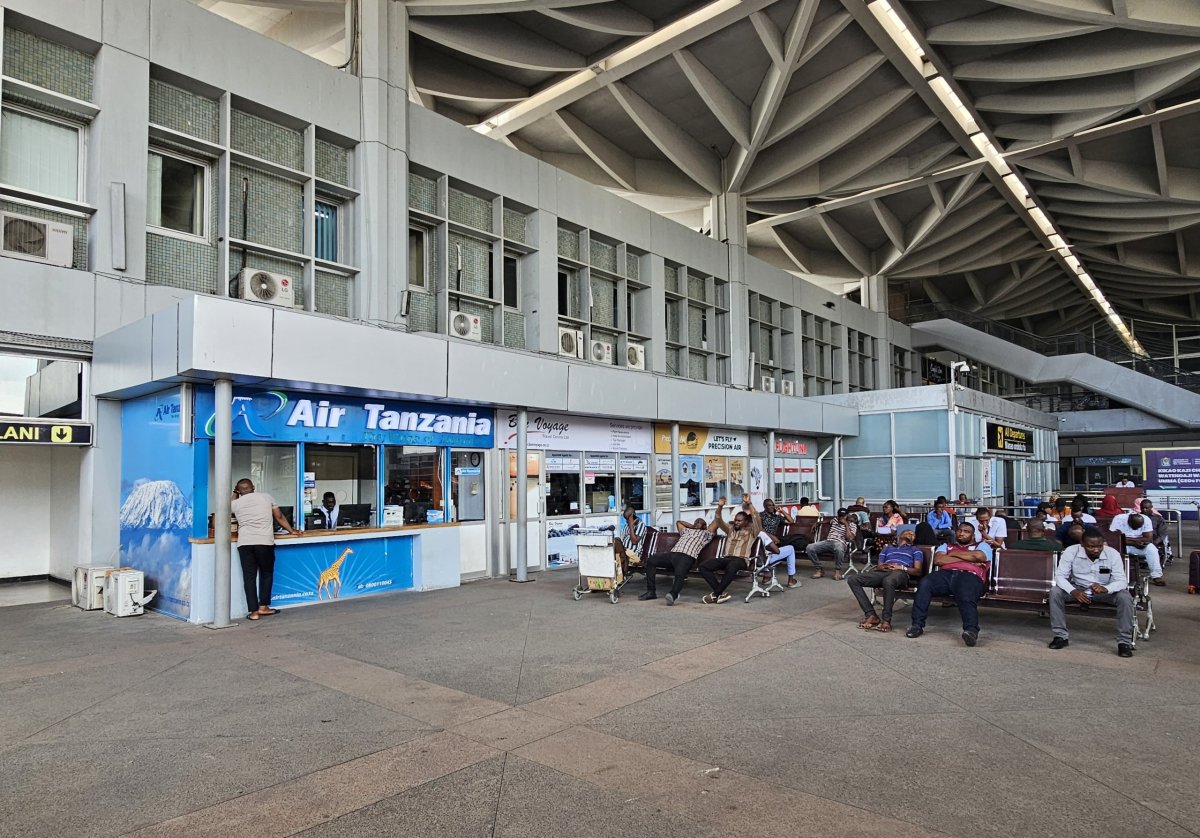 Přepážky aerolinek před odletovou halou