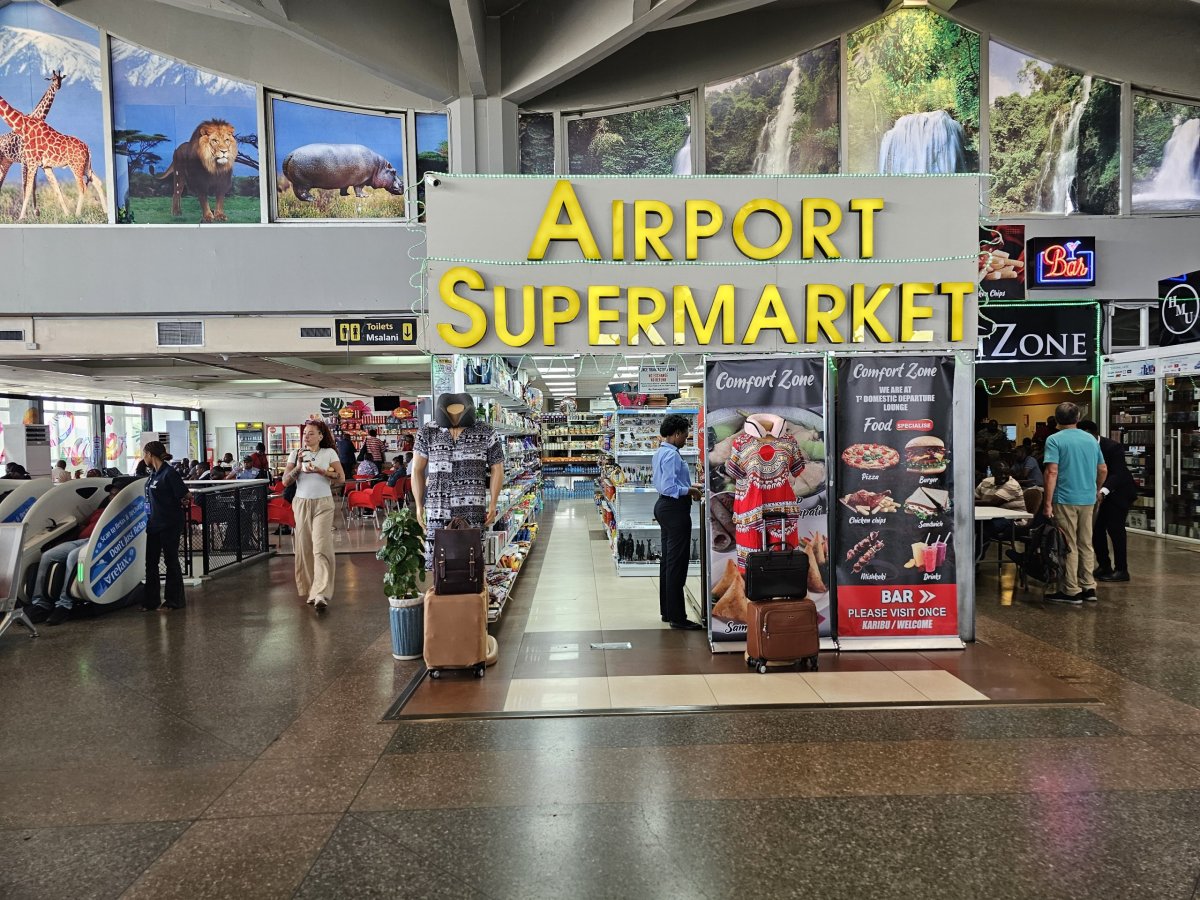 Obchod s drobným občerstvením, tranzitní zóna, terminál 2